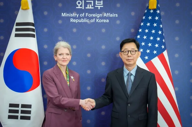 박윤주 외교부 1차관(오른쪽)과 앨리슨 후커 미국 국무부 정무차관이 지난 6월 2일 서울 종로구 외교부 청사에서 한미 정상회담 공동설명자료의 안보 분야 후속조치 협의를 위한 발족회의에 앞서 기념 촬영하고 있다. 외교부 제공·연합뉴스