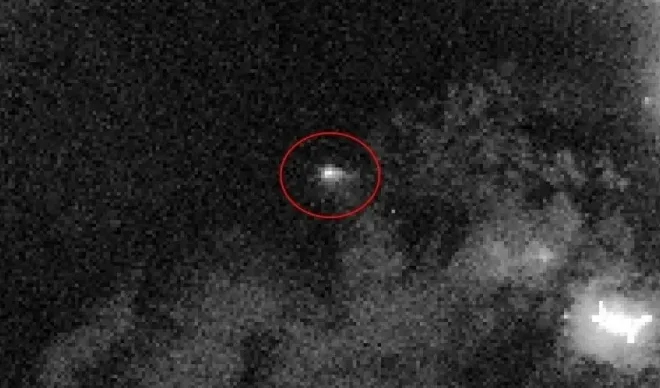 지난 23일 NASA 위성이 촬영한 후티 반군의 공격으로 화재에 휩싸인 사우디 유조선 엔셀라호(붉은 원안) 모습. NASA 제공