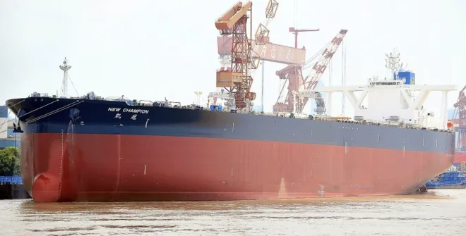 홍콩 선적 초대형 원유운반선(VLCC) ‘뉴 챔피언’이 2018년 7월 중국 난퉁의 조선소에서 건조되고 있다. 이 선박은 최근 안전 우려로 바브엘만데브 해협 진입을 포기하고 항로를 돌린 것으로 전해졌다. 포기 제공