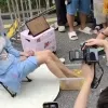 thumbnail - “여성 발 담근 물 1만원”에 우르르…바닥에 누워 입 벌린 中 남성들