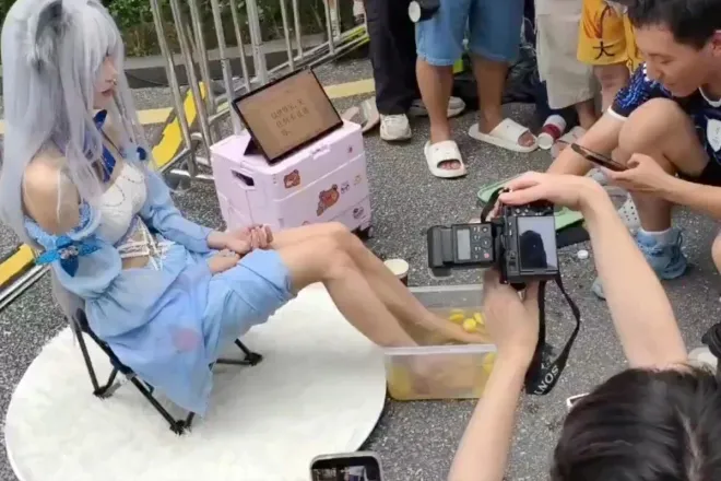 중국 광둥성 광저우에서 열린 ‘파이어플라이 코믹 컨벤션’에서 한 여성 코스프레 참가자가 레몬 조각을 띄운 물에 맨발을 담그고 있다. 이른바 ‘발 주스’로 불린 이 물은 한 컵에 50위안(약 1만원)에 판매됐다. 빌리빌리 캡처