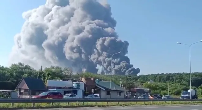 지난 2일  러시아 사마자 지역에 있는 와일드베리스 물류 창고가 화염에 휩싸였다. 로이터 연합뉴스