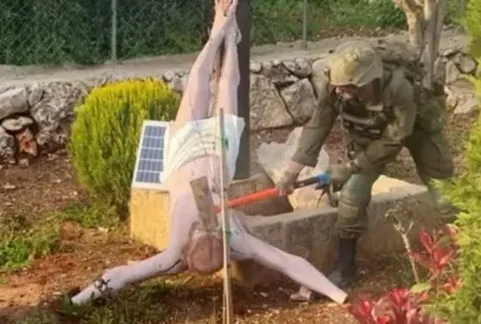 2026년 4월 레바논에 주둔하던 이스라엘군 병사가 예수상을 도끼로 내리치는 모습의 사진이 확산해 논란이 일었다. 엑스 캡처