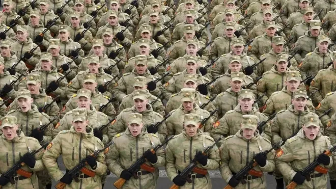 2022년 5월 5일(현지시간) 러시아 제2 도시 상트페테르부르크에서 열린 전승절 리허설에서 러시아 군대가 행진하고 있다. AP 연합뉴스 자료사진