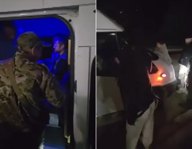 지난 6월 17일(현지시간) 러시아 펜자 지역 군 모집소 앞에서 군복 차림 남성이 미니버스 출입문을 지키고 있다(왼쪽). 오른쪽은 주민들이 차량 주변에 모여 항의하는 모습. 러시아 소셜미디어 영상 캡처
