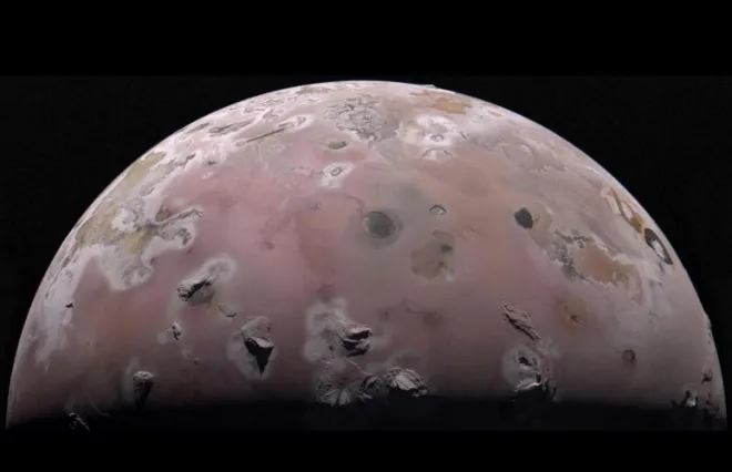 주노가 근접 관측한 이오의 모습. NASA 제공