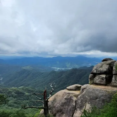 감악산의 암릉 풍경