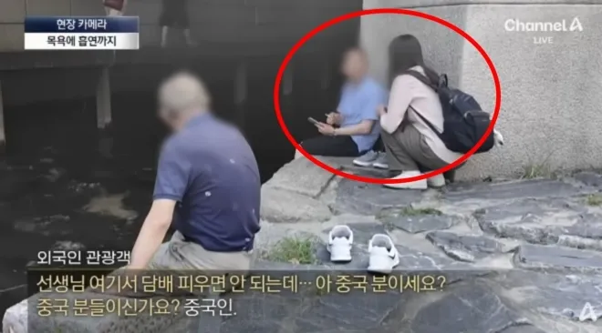 서울 청계천을 찾은 외국인 관광객이 흡연하다가 취재진과 이야기를 나누는 모습. 채널A 영상 캡처