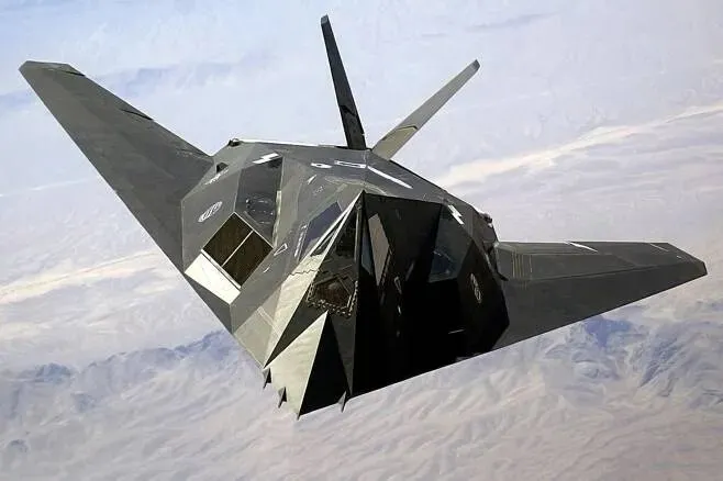 세계 최초의 스텔스 전폭기 F-117 나이트호크(Nighthawk). 미국 국방부