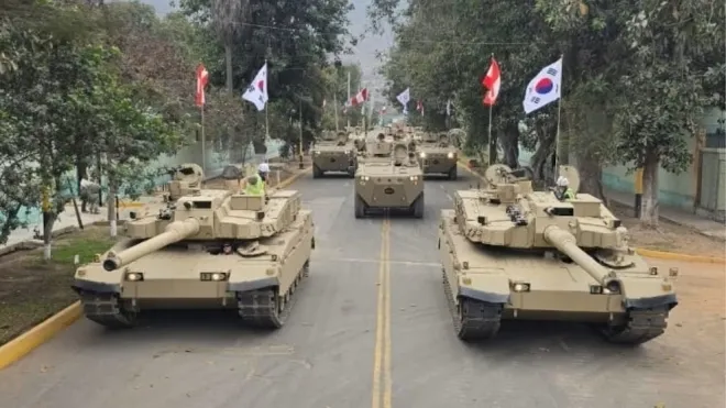 페루 독립기념일 군사 퍼레이드에 참여하기 위해 태극기와 페루 국기를 단 현대 로템 K2 전차와 K808 백호 차륜형 장갑차가 수도 리마 시내 도로를 이동하고 있다. 인포바에 페루 제공