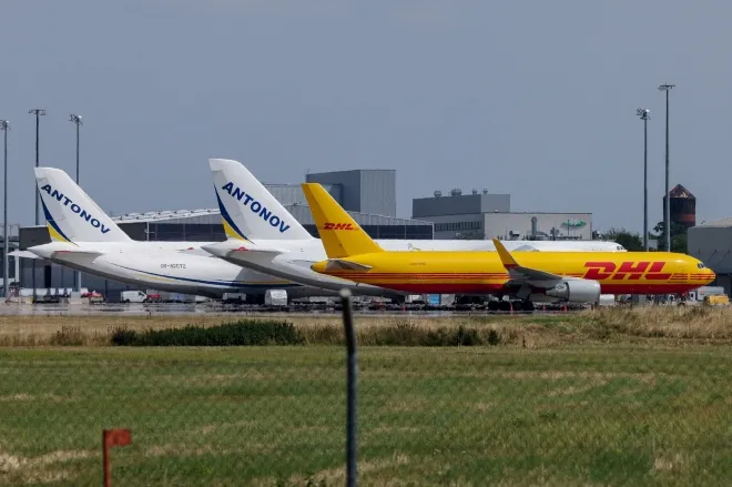 독일 라이프치히·할레 공항에 우크라이나 안토노프 화물기와 DHL 화물기가 나란히 서있다. 로이터 연합뉴스
