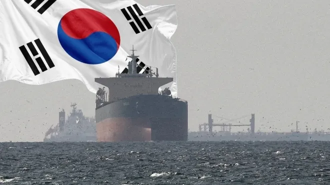 2026년 4월 11일 이란과 미국이 봉쇄하고 있는 호르무즈 해협 인근의 페르시아만에서 대기하고 있는 한 화물선. 로이터 연합뉴스, AI 합성 이미지