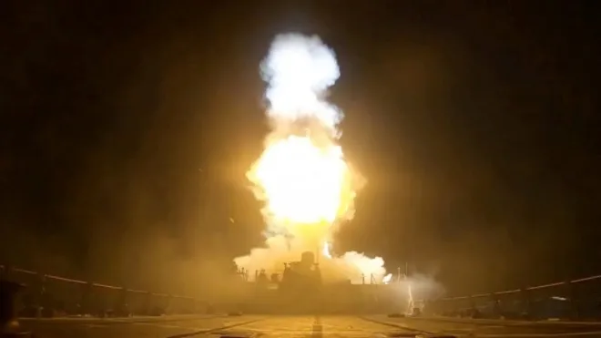 2026년 7월 11일(현지시간) 미군 중부사령부(CENTCOM)가 이란에 대한 공습을 감행하며 함정에서 미사일을 발사하고 있다. CENTCOM 제공. 로이터 연합뉴스