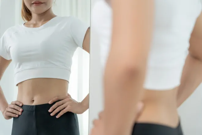 거울 앞에서 자신의 체형을 살펴보는 여성. 일본 남성 398명을 대상으로 한 연구에서 여성의 신체적 매력은 허리·엉덩이 비율보다 허리·가슴 비율과 더 밀접한 관련이 있는 것으로 나타났다. 123RF