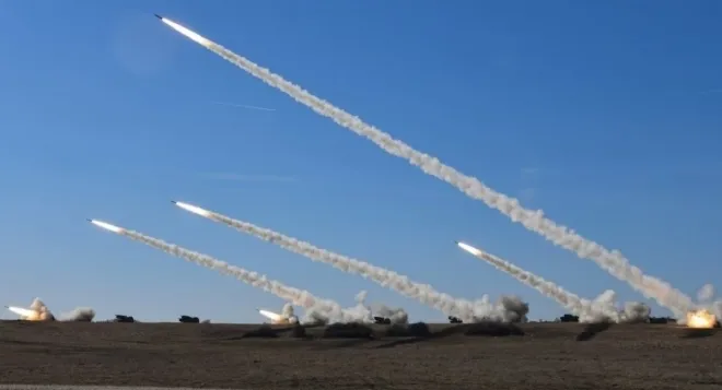 미군 M270 다연장로켓시스템(MLRS)이 로켓을 일제히 발사하고 있다. 튀르키예는 M270 12대와 M26 로켓 2524발을 우크라이나에 이전하는 방안을 추진하고 있다. 미 국방부 제공