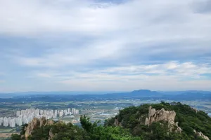 아기자기한 바위 비경을 품은 홍성 용봉산