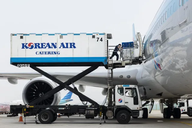 기내식 등을 운반하는 데 쓰이는 공항 케이터링 트럭과 컨테이너 예시. 대한항공 뉴스룸 제공