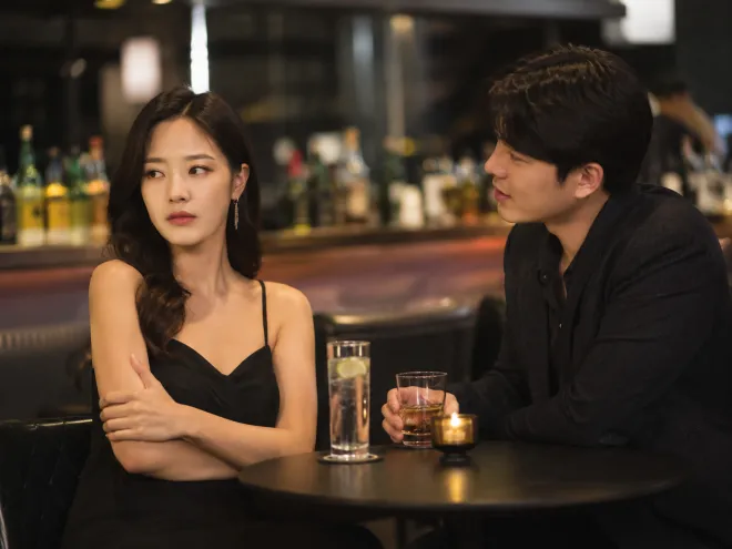 연애 상황에서 여성의 옷차림과 표정을 남성이 다르게 해석하는 모습을 표현한 이미지. 바에서 한 남성이 검은색 드레스를 입은 여성을 관심 있게 바라보지만, 여성은 시선을 돌린 채 불편한 표정을 짓고 있다. 기사 이해를 돕기 위한 AI 제작 이미지.
