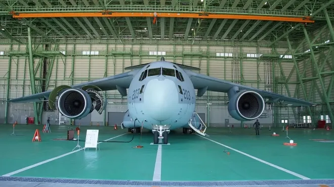 일본 항공자위대 C-2 수송기. 일본은 C-2를 기반으로 적 레이더와 통신망을 원거리에서 교란하는 전자전기 XEC-2를 개발했으며, 내년 실전배치를 목표로 시험평가를 진행 중이다. MiGFlug 캡처