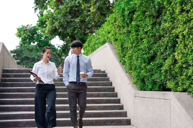 직장인들이 계단을 걸으며 이동하고 있다. 연구진은 오래 앉아 있는 시간을 가벼운 걷기 등 신체활동으로 바꿀수록 암 발생 위험이 낮아지는 경향을 확인했다. 123rf