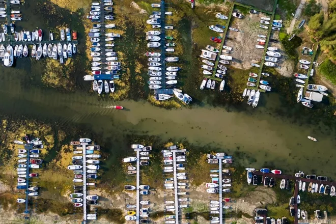 지난 7일(현지시간) 세르비아 노비사드의 다뉴브강 모습으로 강바닥에 놓인 보트들이 보인다. AFP 연합뉴스