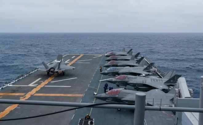 미 해군 트리폴리 강습상륙함에 실린 F-35B 라이트닝 II 전투기들. 미 해군 제공