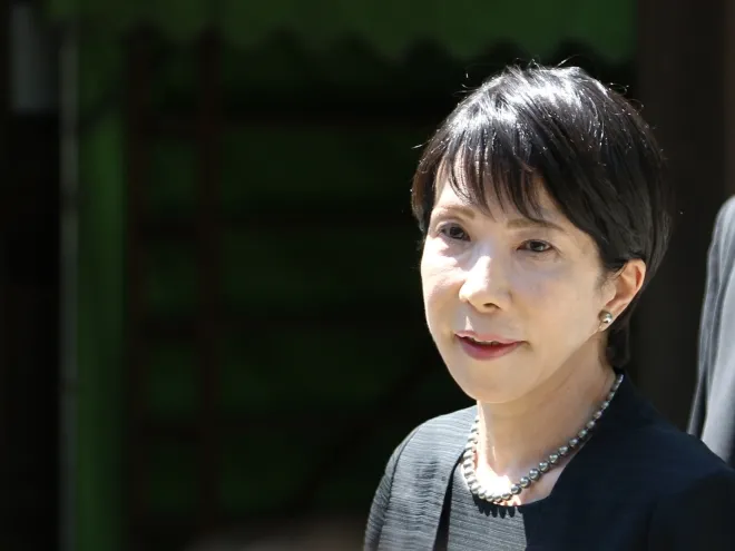 2025년 8월 15일 일본 패전 80년을 맞아 도쿄 야스쿠니신사를 참배한 다카이치 사나에 당시 자민당 의원이 취재진 질문에 답하고 있다. 야스쿠니신사에는 도조 히데키 전 총리 등 태평양전쟁 A급 전범들이 합사돼 있다. 연합뉴스