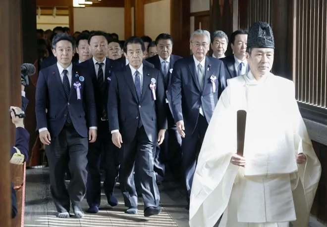2025년 4월 22일 일본 도쿄 야스쿠니신사에서 초당파 국회의원 모임 소속 의원들이 단체 참배를 위해 이동하고 있다. 연합뉴스
