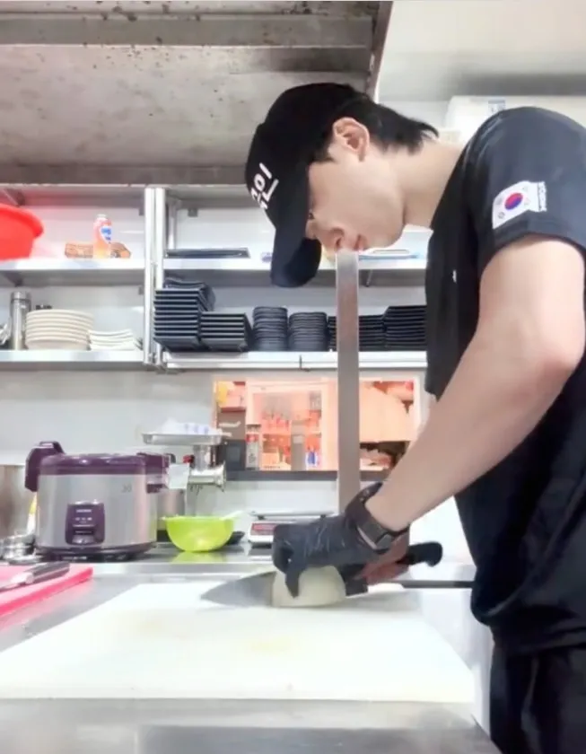 thumbnail - 상하이 식당 3곳 중 2곳 문닫은 한국인 사장들…마지막 가게 살린 ‘영상 한 편’