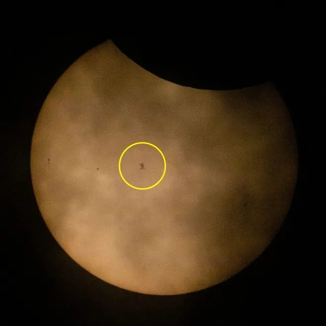 지난 12일(현지시간) 개기일식 중 NASA 사진작가 조엘 코우스키가 촬영한 국제우주정거장. NASA 제공