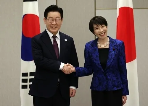 2026년 1월 13일 이재명 대통령과 다카이치 사나에 일본 총리가 일본 나라현에서 열린 정상회담에 앞서 악수하고 있다. 연합뉴스