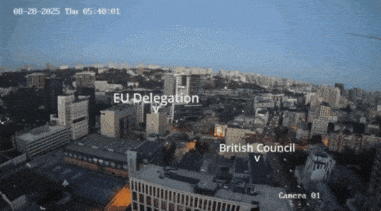 2025년 8월 27일~28일 우크라이나 키이우에 있는 유럽연합(EU) 대표부 건물과 영국문화원 건물이 있는 곳으로 러시아의 미사일이 연이어 두 번 떨어지는 모습