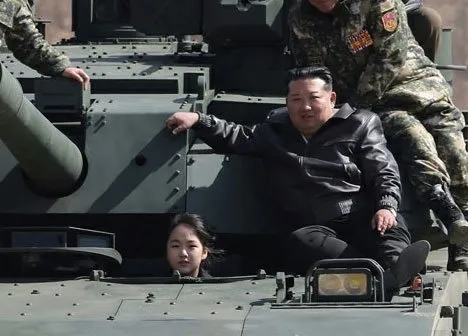 지난 3월 평양 수도방어군단에서 전차를 운전하는 주애와 김정은 북한 국무위원장. 노동신문 뉴스1