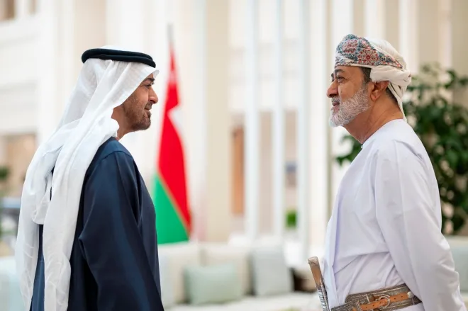 아랍에미리트(UAE)의 무함마드 빈 자이드 알 나흐얀 대통령(왼쪽)이 17일(현지시간) 아부다비에서 하이삼 빈 타리크 알사이드 오만 술탄과 만나고 있다. EPA 연합뉴스