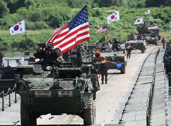 2025년 8월 27일 경기도 여주시 연양동 남한강에서 열린 한미연합 제병협동 도하훈련에서 주한미군 스트라이커 장갑차와 한국군 K200 장갑차가 부교 도하를 하고 있다. 연합뉴스