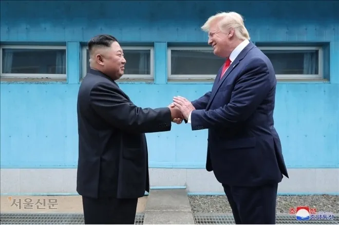 2019년 6월 30일 트럼프 대통령과 김 위원장이 군사분계선(MDL)을 사이에 두고 손을 맞잡은 모습. 서울신문 DB