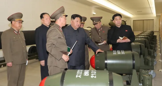 김정은 북한 국무위원장이 2023년 3월 28일 공개된 사진에서 대량 생산된 ‘화산-31’ 전술핵탄두를 둘러보고 있다. 북한은 당시 핵무기 병기화 사업을 지도하는 김 위원장의 모습을 공개하며 핵탄두 생산 확대 의지를 과시했다. 조선중앙통신 연합뉴스 자료사진