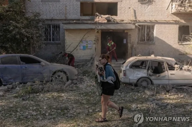 러시아 공격에 부서진 키이우 건물. AFP 연합뉴스