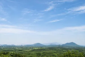 낮은 제주의 초원의 풍경, 제주 문도지오름