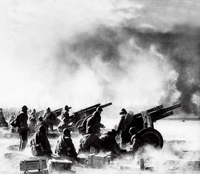 1958년 중국군이 대만 진먼섬을 향해 포격하고 있다. 중국군은 그해 8월 23일 대규모 포격을 시작해 제2차 대만해협 위기를 촉발했다. 바이두 캡처