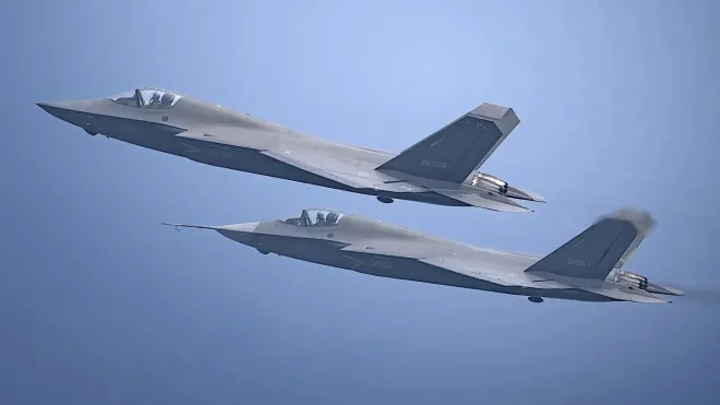 중국 해군의 함재형 스텔스 전투기 J-35 두 대가 편대 비행하고 있다. 일반적인 J-35는 무광에 가까운 회색 외피를 적용하고 있어, 최근 포착된 은색 반사성 외피 기체와 뚜렷한 차이를 보인다. 중국 소셜미디어·레딧 캡처