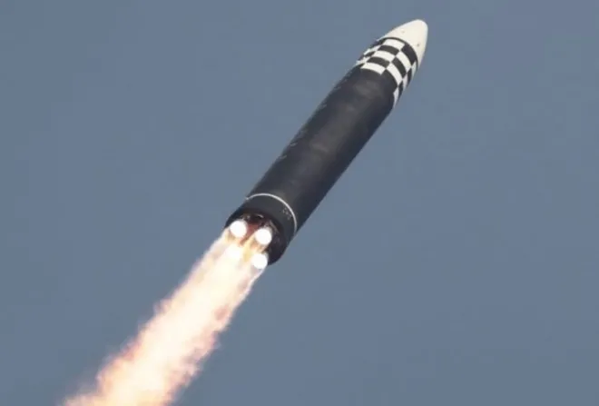 북한 신형 대륙간탄도미사일(ICBM) 화성-17형. 조선중앙통신 연합뉴스