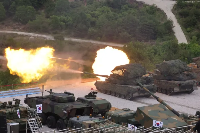 지난 5월 28일 경기 포천시 승진훈련장에서 열린 2026 합동화력훈련에서 육군 K2 전차가 포탄을 발사하고 있다. 이번 훈련에는 한국군 주요 전력이 대거 참가했다. 연합뉴스