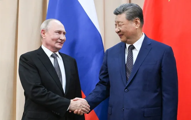 8월 31일(현지시간) 상하이협력기구(SCO) 정상회의가 열리는 키르기스스탄에서 시진핑(오른쪽) 주석과 블라디미르 푸틴 대통령이 만나 악수하고 있다. EPA 연합뉴스