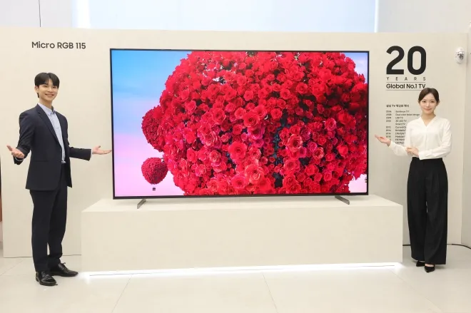 지난 4월 15일 서울 서초구 삼성 강남에서 열린 삼성전자 2026년형 TV 신제품 미디어 브리핑에서 모델들이 마이크로 RGB 115형 제품을 소개하고 있다. 삼성전자는 올해 미니 LED를 포함한 TV 제품군을 확대하며 글로벌 프리미엄 TV 시장 공략에 나섰다. 연합뉴스