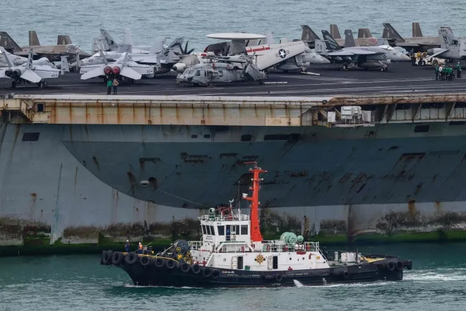 2일(현지시간) 미국 핵 추진 항공모함 에이브러햄 링컨함이 태국 램차방에 입항했다. AFP 연합뉴스