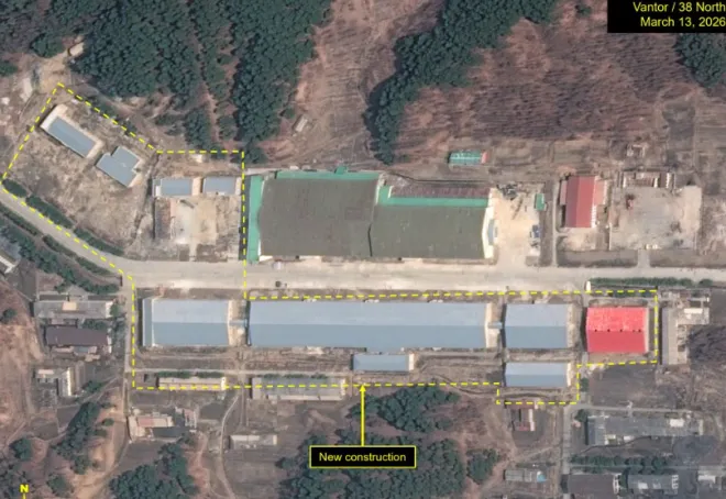 2026년 3월 북한 평안북도 구성비행장 동쪽의 기존 항공 관련 제조시설 주변에서 새로운 대형 제조시설과 지원 건물이 건설된 모습. 플래닛랩스 제공