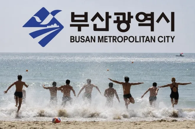 31일 폐장을 앞둔 부산 해운대구 송정해수욕장에서 피서객들이 파도에 뛰어들며 마지막 물놀이를 즐기고 있다. 2026.8.31 연합뉴스, AI 생성 이미지