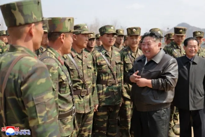2025년 4월 김정은 북한 국무위원장이특수작전부대 훈련기지를 방문하고 종합훈련을 지도한 모습. 평양 조선중앙통신 연합뉴스