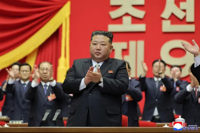 김정은 북한 국무위원장이 2026년 2월 열린 조선노동당 제9차 대회 4일차 회의에서 박수하고 있다. 김 위원장은 당시 향후 5년간 군사기지를 표준화된 형태로 개건하겠다는 계획을 밝힌 바 있다. 평양 조선중앙통신 연합뉴스